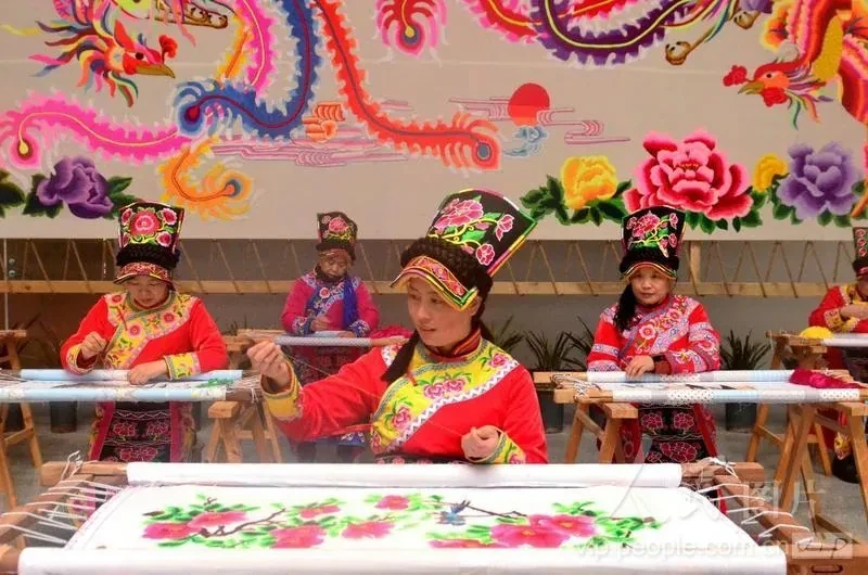 羌绣 · Qiang Embroidery